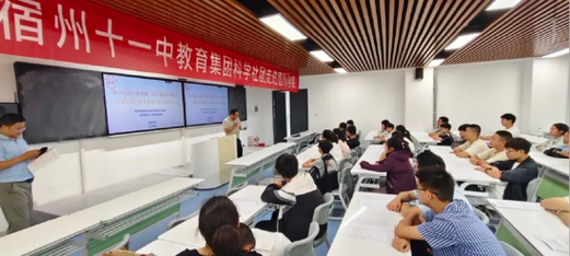 中心负责人为同学们细致讲解皖北煤田资源开发现状,水土污染防治技术